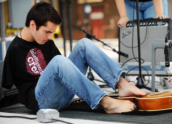 Гаргүй гитарчин залуу Жорж Дэнехигийн гайхалтай үзүүлбэр